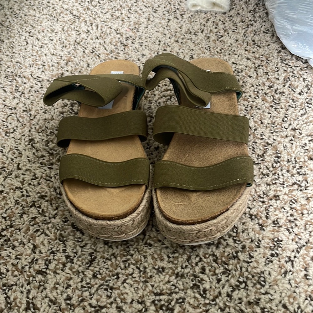 Women’s Steve Madden platform sandals size 6